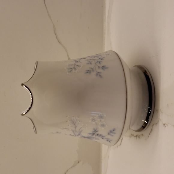 𝅺noritake Carolyn 2693 Creamer Fine China Contemporary White Blue floral sil - Picture 4 of 6